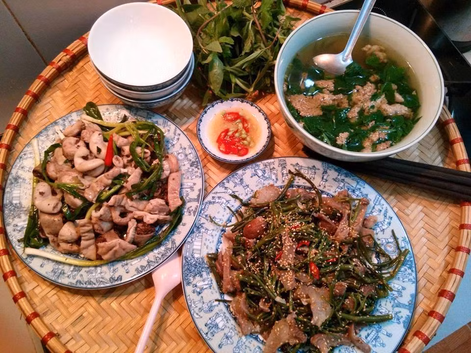 Thứ Tư: Canh cua rau mồng tơi rau đay, lòng lợn xào hành và thịt lợn xào rau muống. 