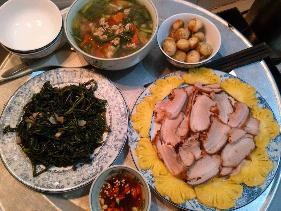 Thứ Năm: Canh hàu nấu dứa, thịt chân giò nướng, rau muống xào và cà muối.