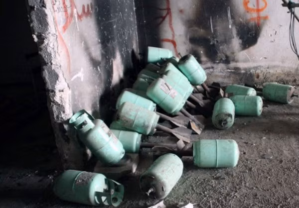 Hell Cannon - pháo địa ngục được sản xuất lần đầu tiên ở vùng nông thôn tỉnh Idlib, bởi nhóm phiến quân Lữ đoàn Ahar al-Shamal. Mục đích chế tạo khẩu pháo này khi đó là để bắn phá thị trấn al-Foua. Những khẩu pháo địa ngục đầu tiên được sản xuất bởi nhà máy thuộc sở hữu của Abu Adnan al-Idlibi. Việc sản xuất sau đó được chuyển tới cả Aleppo sau khi Khaled al-Hayani - lãnh đạo của Tiểu đoàn Martyrs Badr lấy được mẫu thiết kế. Ảnh: Những viên đạn Hell Cannon được chế tạo ở Aleppo.