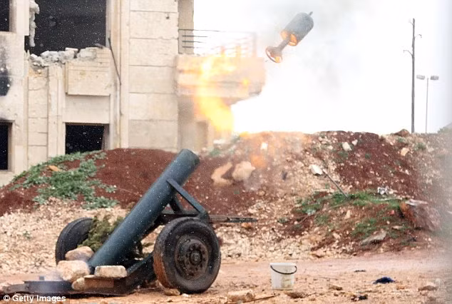 Ngoài các loại vũ khí được cung cấp từ bên ngoài, các phe phái phiến quân ở Syria còn tự chế vô số các loại trang bị chiến tranh khác, có sức hủy diệt vô cùng khủng khiếp. Điển hình nhất trong số đó là “Hell Cannon” – pháo địa ngục – niềm tự hào của lực lượng phiến quân ở Syria.