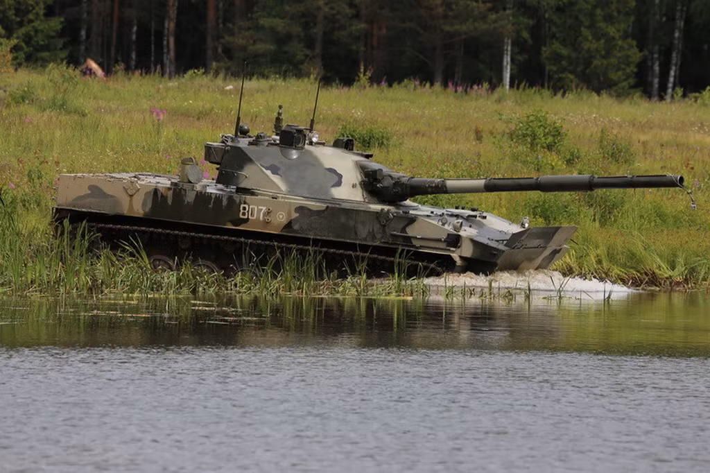 2S25 trang bị động cơ diesel làm mát bằng nước 510 mã lực cho tốc độ tối đa lên tới 70km/h với đường nhựa (của PT-76B chỉ là 44km/h), tốc độ việt dã địa hình 45km/h.