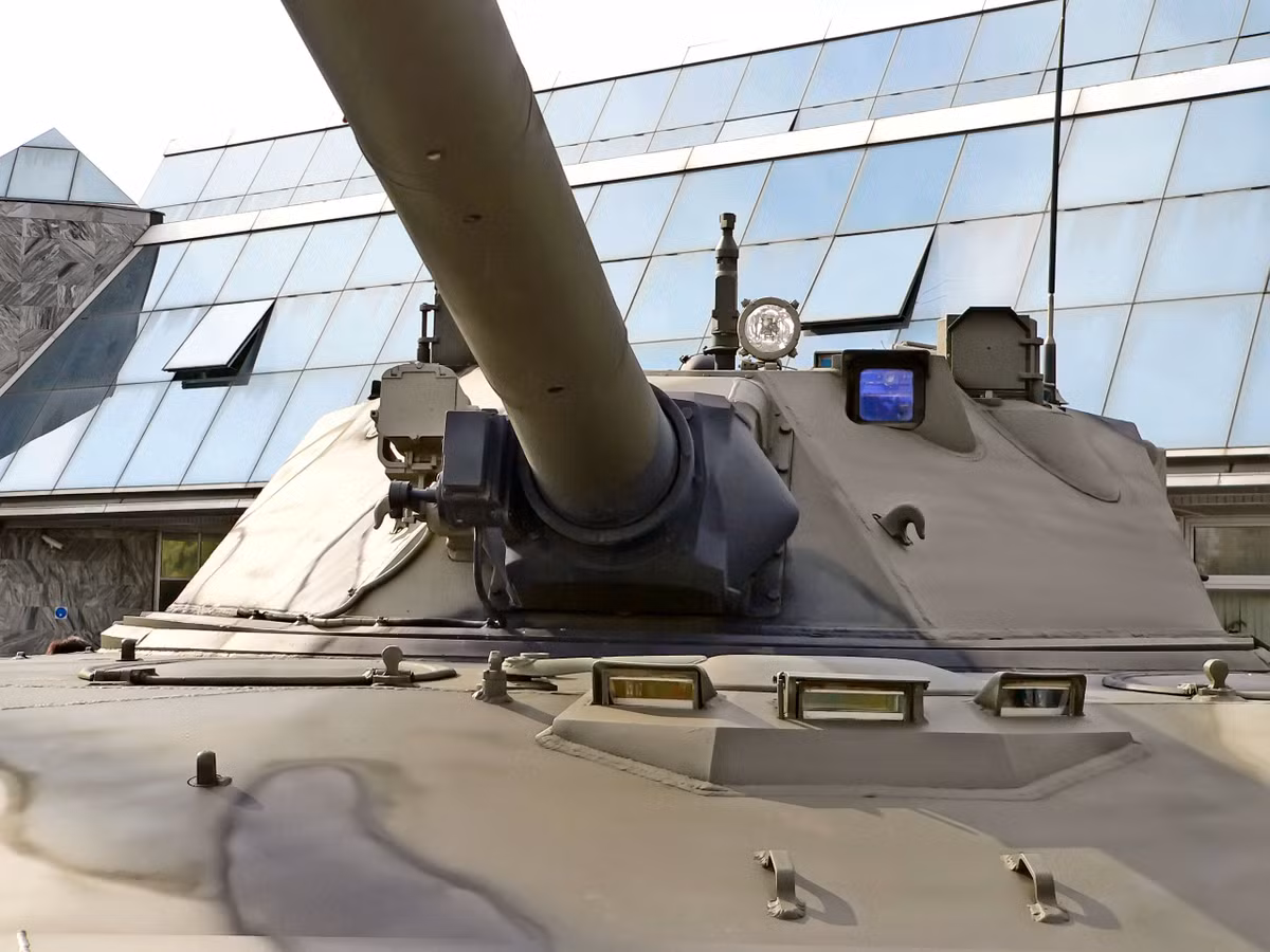 Về giáp bảo vệ, trong khi giáp thép trên PT-76 chỉ chịu được đạn xuyên cỡ 7,62mm bắn từ khoảng cách 30m, khó có thể chống được đạn xuyên giáp cỡ 20-30mm. Trong khi đó xe tăng 2S25 trang bị hệ thống bảo vệ kết hợp giữa hợp kim nhôm với tấm giáp composite tăng đáng kể khả năng chống đạn. Giáp trước vát nghiêng có thể chống chịu đạn pháo 23mm cách 500m.