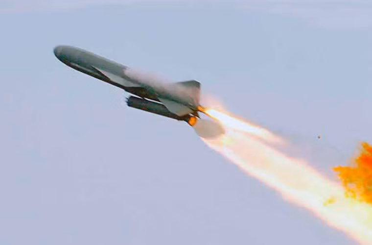 Tên lửa P-15U của tàu tên lửa Osa II đạt tầm bắn từ 8-40km, tốc độ bay cận âm, độ cao bay trong hành trình là 100-200m, mang đầu đạn thuốc nổ cực mạnh 480kg. Với sức nổ này, P-15U thừa sức đánh chìm tàu đổ bộ vài nghìn tấn, thậm chí là làm mất khả năng chiến đấu của tàu chiến hàng chục nghìn tấn. Điểm yếu duy nhất của P-15U là độ cao bay lớn, hệ thống dẫn đường lạc hậu dễ bị gây nhiễu. Ảnh minh họa nước ngoài