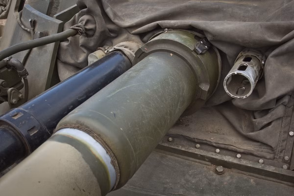 Trong ảnh, bên trái khẩu 2A70 mạnh mẽ là khẩu pháo tự động 2A72 30mm đồng trục, có tốc độ bắn lên tới 350-400 phát/phút, cơ số đạn 500 viên (300 viên nổ phá HE và 200 viên xuyên giáp) - có thể dùng để tiêu diệt bộ binh, chống xe thiết giáp hạng nhẹ, bắn phá các công trình trú ẩn đối phương.