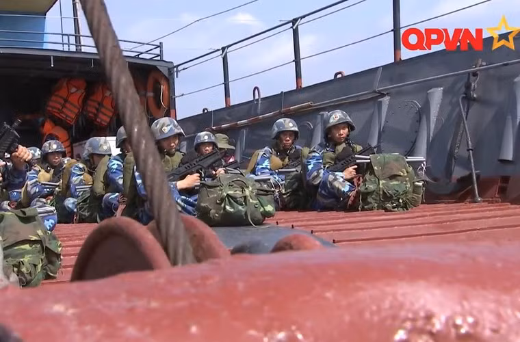 ..."Do đó, việc mua lại các phương tiện nói trên của Nga sẽ tăng đáng kể khả năng chiến đấu của Hải quân đánh bộ Việt Nam", vị quan chức Nga kết luận.