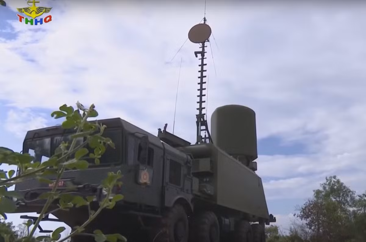 Nó có khả năng theo dõi 10 mục tiêu cùng lúc trong chế độ bị động và lên tới 30 mục tiêu trong chế độ chủ động.