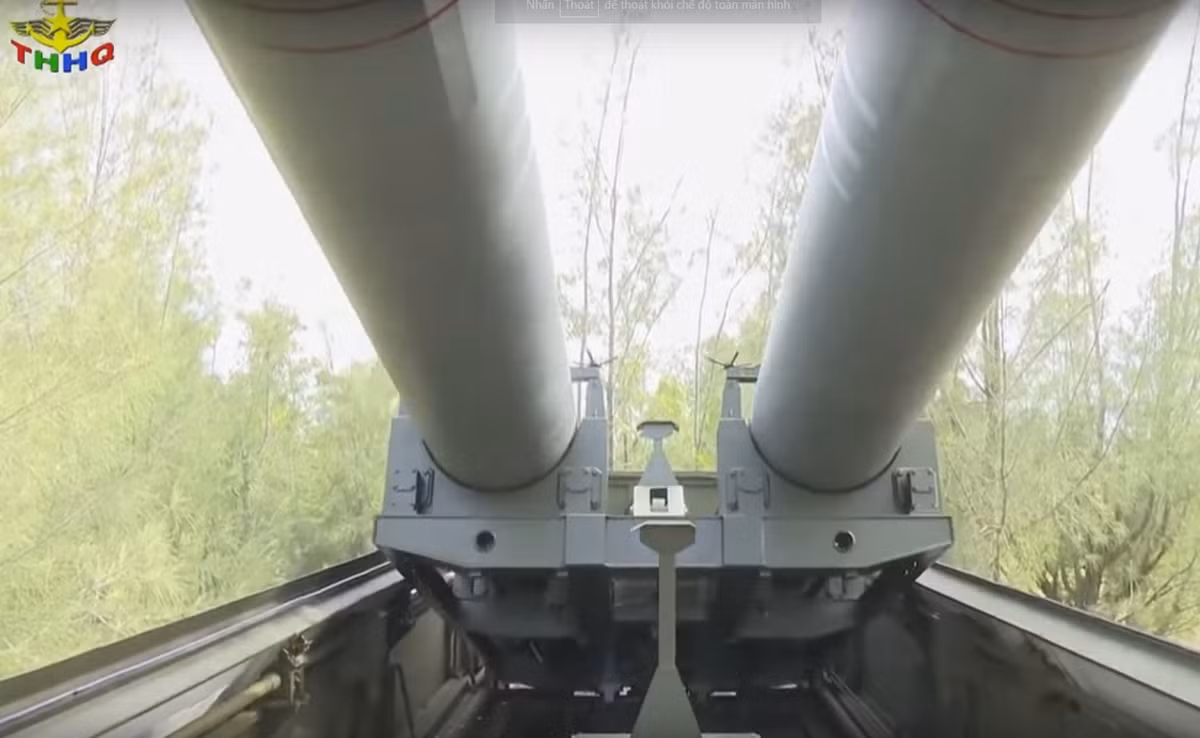 Hai ống phóng TPS chứa đạn tên lửa hành trình chống tàu siêu thanh P-800 Yakhont được dựng đứng.