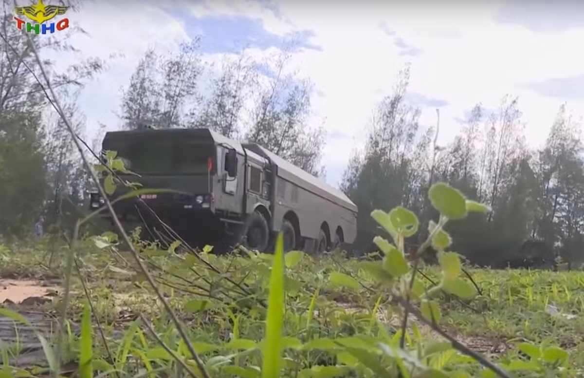 K-300P Bastion-P là tổ hợp vũ khí phòng thủ bờ biển cơ động cao, hầu hết mọi thành phần khí tài (chiến đấu, đảm bảo chiến đấu, huấn luyện) đều được đặt trên khung gầm xe việt dã hạng nặng có khả năng cơ động trên mọi địa hình.