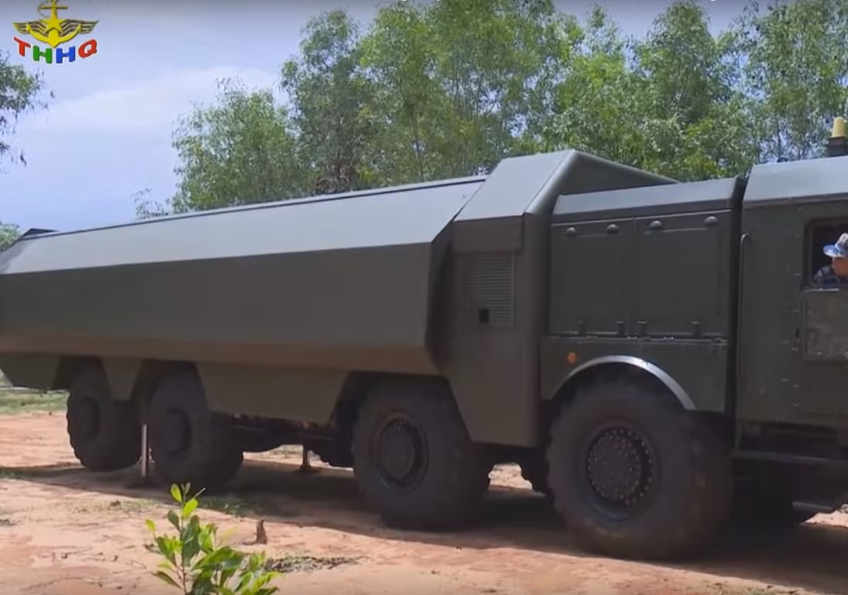 Tiếp theo, mái che thùng xe sẽ được mở ra để hệ thống thủy lực dựng đứng bệ phóng.