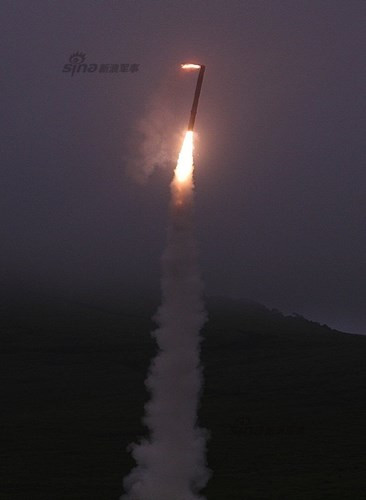 Tên lửa P-800 rời bệ phóng bằng tầng khởi tốc nhiên liệu rắn, ở độ cao ổn định động cơ chính nhiên liệu lỏng sẽ khởi động, tùy quỹ đạo bay thấp – cao hay cao mà tầm bắn đạt 120-300km, tốc độ bay Mach 2,5-3.