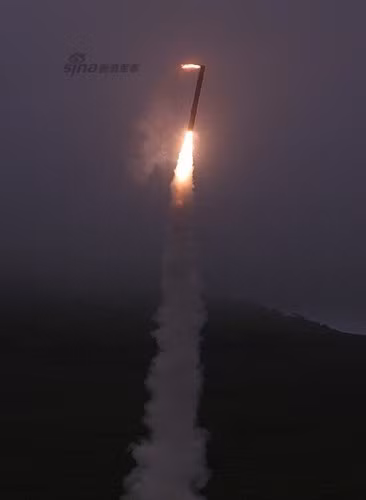 Tên lửa P-800 rời bệ phóng bằng tầng khởi tốc nhiên liệu rắn, ở độ cao ổn định động cơ chính nhiên liệu lỏng sẽ khởi động, tùy quỹ đạo bay thấp – cao hay cao mà tầm bắn đạt 120-300km, tốc độ bay Mach 2,5-3.