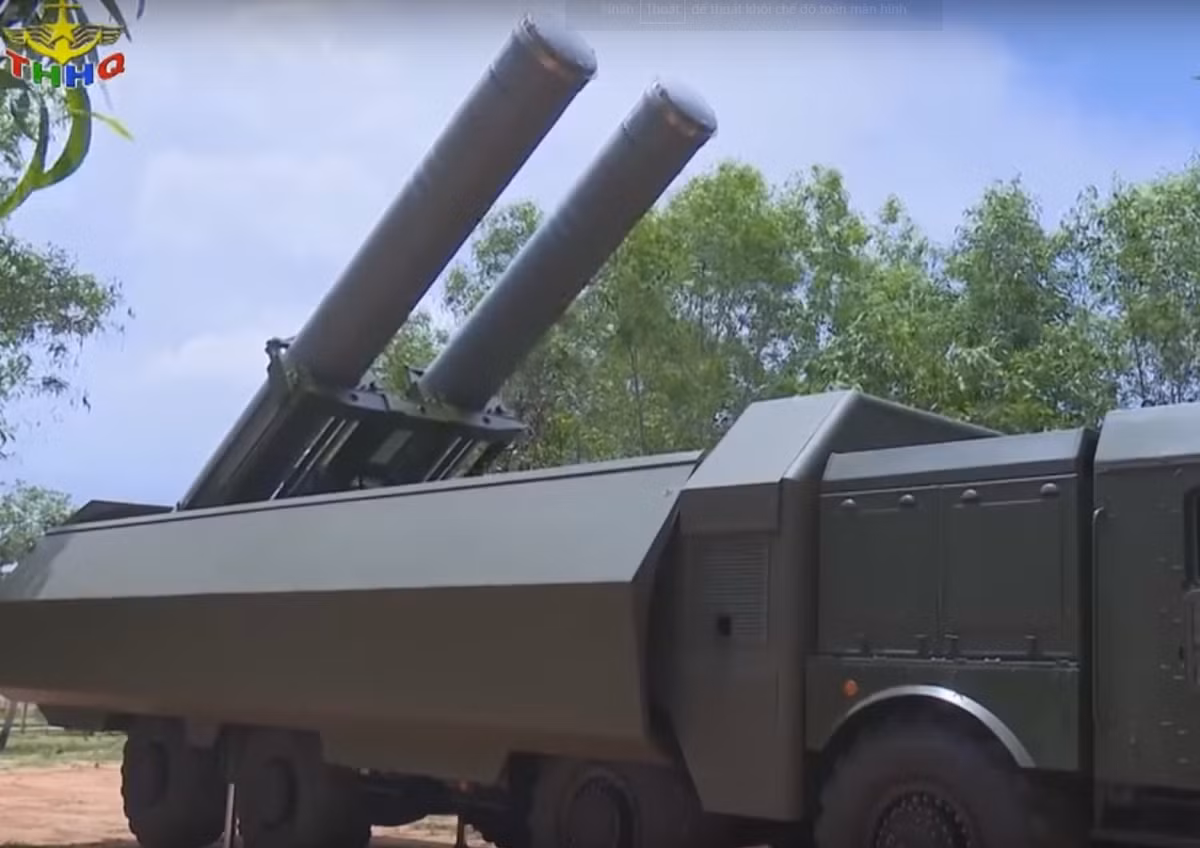 Đạn tên lửa P-800 Yakhont của tổ hợp tên lửa bờ Bastion-P nặng khoảng 3 tấn, dài 8,9m, đường kính thân 700mm, lắp đầu nổ 200kg.