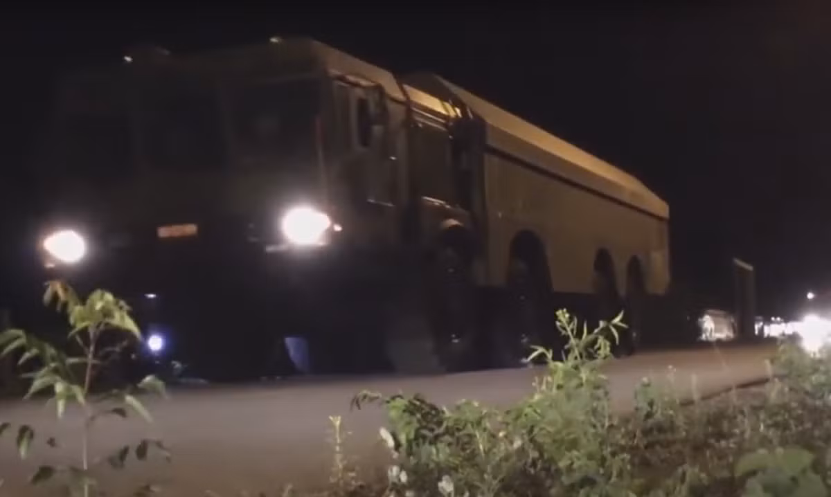 Các tổ hợp tên lửa bờ K-300P Bastion-P hiện được trang bị cho Lữ đoàn 681, vùng 2 Hải quân làm nhiệm vụ huấn luyện sẵn sàng chiến đấu và chiến đấu bảo vệ bờ biển, lãnh hải của đất nước. Ảnh: Đơn vị K-300P Bastion-P của Lữ đoàn 681 hành quân trong đêm.