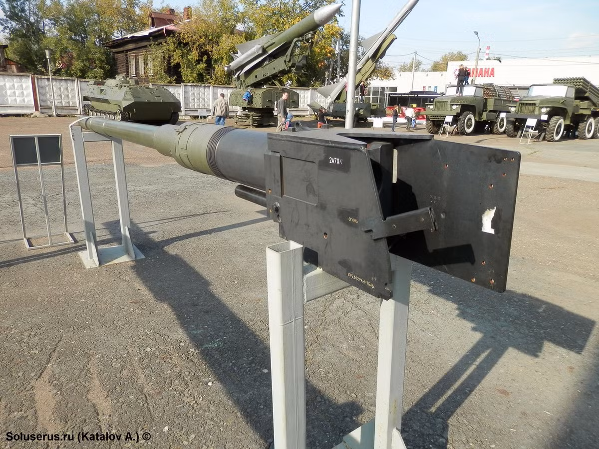 Trong đó, 2A70 100mm là pháo rãnh xoắn sơ tốc thấp có khả năng bắn được nhiều loại đạn gồm cả tên lửa chống tăng qua nòng. Ảnh: Nòng pháo 2A70 100mm được trưng bày tại bảo tàng. Nguồn ảnh: Wiki