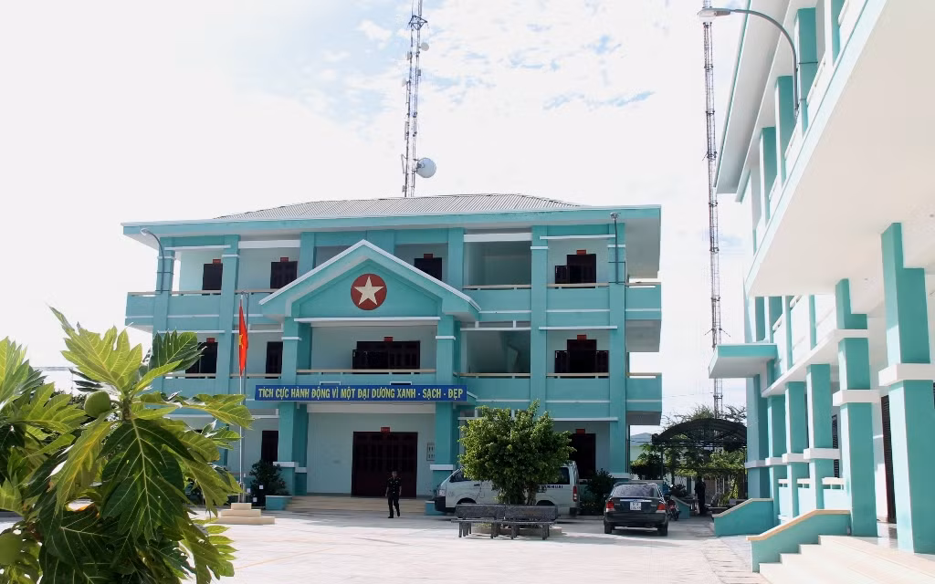 Đồn biên phòng Cầu Bóng đứng chân tại tổ 35, phường Vĩnh Thọ, thành phố Nha Trang. Chúng tôi thật ngỡ ngàng trước một cơ ngơi bề thế, nơi ăn, chốn ở khang trang, sân thể thao, vườn rau sạch, vườn cây thuốc nam…đặc biệt là được nghe kể về những chiến công vang dội, liên tiếp trong 4 năm liền đạt danh hiệu đơn vị Quyết thắng. Qua đó, góp phần không nhỏ cùng lực lượng Biên phòng Khánh Hòa hoàn thành thắng lợi nhiệm vụ được quân đội, các cấp chính quyền địa phương và nhân dân giao phó.