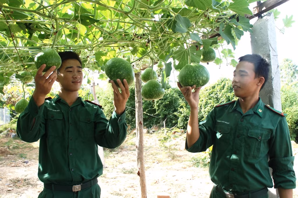 Nói về những nguyên nhân đơn vị đạt được những thành tích kể trên, Thượng tá, Trưởng đồn Đoàn Chí Bao chia sẻ: Đó là sự quan tâm của các cấp ủy đảng, chính quyền địa phương, mà trực tiếp là sự quan tâm, chỉ đạo của Bộ Chỉ huy Bộ đôi biên phòng tỉnh Khánh Hòa. Cấp ủy, chỉ huy đơn vị luôn nêu cao tinh thần đoàn kết, thống nhất. Vì thế, trong thực thi nhiệm vụ, đồn biên phòng Cầu Bóng liên tiếp giành được những thắng lợi quan trọng, góp phần giữ vững chủ quyền và an ninh toàn tuyến biển, đảo được phân công.