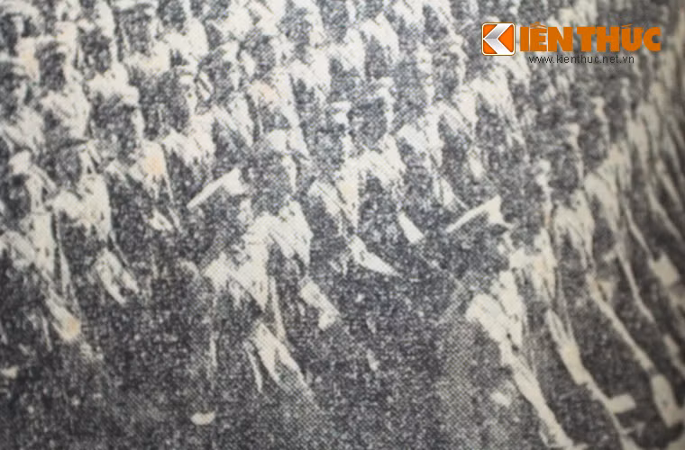 Khối học viên sĩ quan lục quân qua lễ đài.