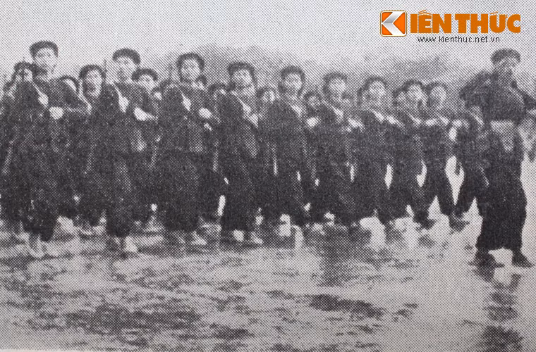 Khối các nữ du kích với khăn mỏ quạ quấn trên đầu trong lễ duyệt, diễu binh ngày 2/9/1955.