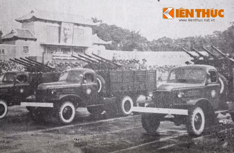 Khối chiến sĩ pháo binh với các khẩu pháo không giật đặt trên xe tải.