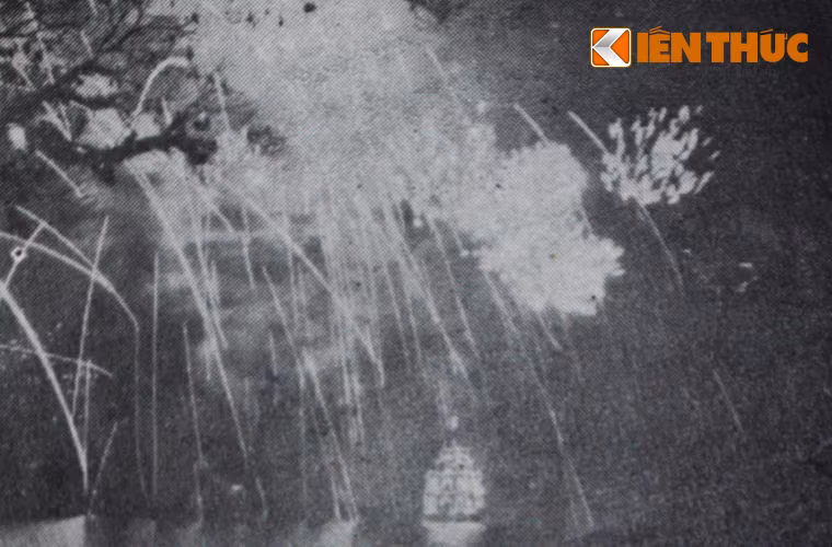 Bắn pháo hoa chào mừng 10 năm Quốc khánh tại Hồ Gươm vào tối 2/9/1955.