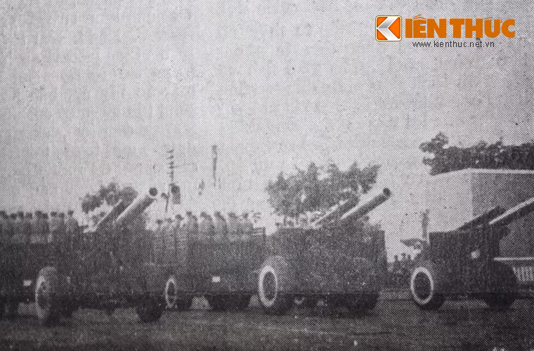 Các khẩu đại bác cỡ nòng 155mm hùng dũng tiến vào lễ đài. Đây cũng là cỗ pháo mà ta thu được từ quân Pháp.