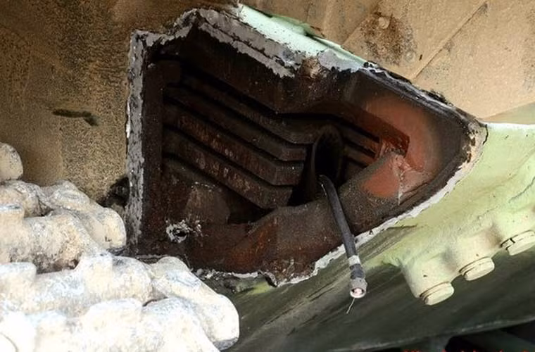 Đây thực sự là cú sốc lớn, giáp trước xe tăng luôn là nơi bọc dày nhất để chống đạn, nhưng với cú đâm vào tường thì nó vỡ ra nhiều phần (ảnh).