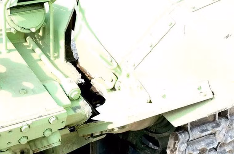 Phần thân giáp composite xe tăng T-72B3 bị nứt toác lớn.