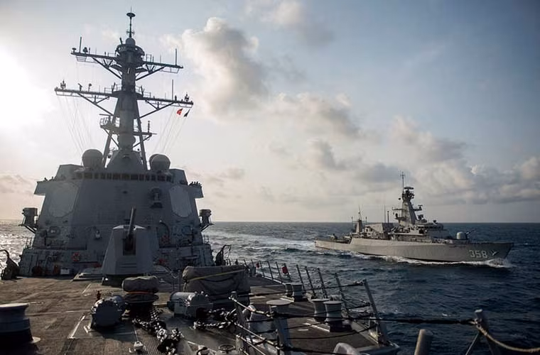 Khu trục hạm lớp Arleigh Burke mang tên lửa dẫn đường USS Preble (phải) cùng tàu chiến của Hải quân Indonesia tham gia diễn tập.