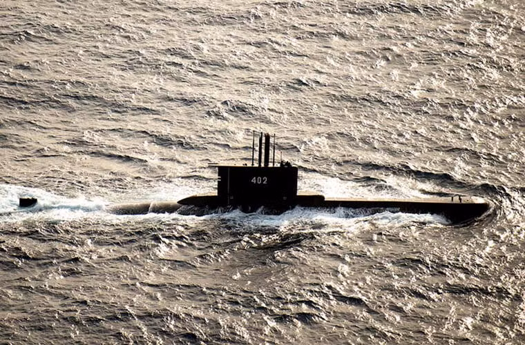 Tàu ngầm KRI Nanggala (402) của Indonesia trong diễn tập. Được biết, Indonesia bắt đầu tham gia diễn tập CARAT kể từ năm 1995.