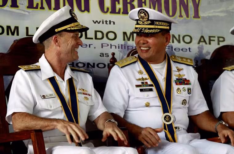 Chuẩn Đô đốc Philippines Leopoldo Alano (phải) và Chuẩn Đô đốc Mỹ William Merz trong buổi lễ khai mạc tập trận CARAT 2015.