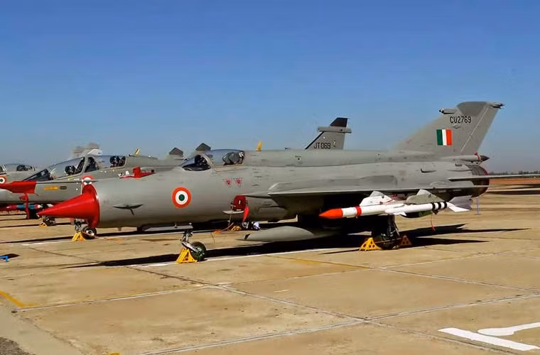 Hiện nay, các chiến đấu cơ MiG-21 Ấn Độ hầu hết đã được nâng cấp kéo dài tuổi thọ lên chuẩn Bison với nhiều đổi khác. Ví dụ như nó thay thế radar điều khiển hỏa lực, qua đó cho khả năng mang tên lửa không đối không thế hệ mới như R-27, R-73, bom thông minh…