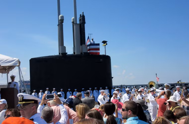 Đông đảo người dân chứng kiến Lễ thượng cờ trên USS Jonh Warner tại cảng Norfolk - căn cứ hải quân lớn nhất thế giới ở Đông Nam bang Virginia – Mỹ.