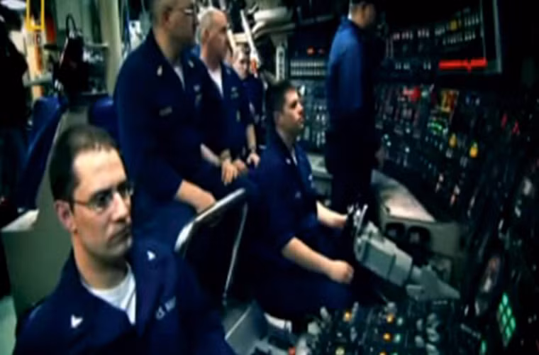 Và bên trong phòng điều khiển chính trên tàu USS Jonh Warner.