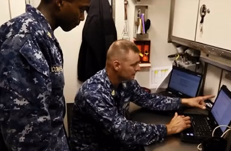 Cận cảnh phòng làm việc của thủy thủ trên tàu ngầm USS Jonh Warner.