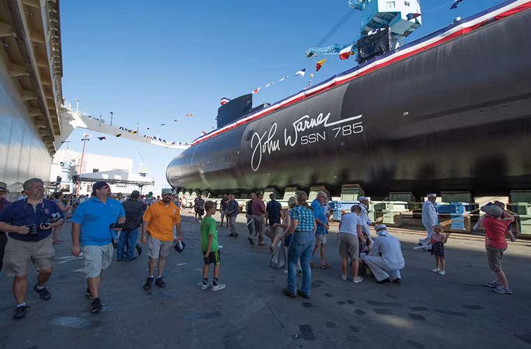 Khách tham quan chiêm ngưỡng USS Jonh Warner trước khi tàu ngầm này hạ thủy.