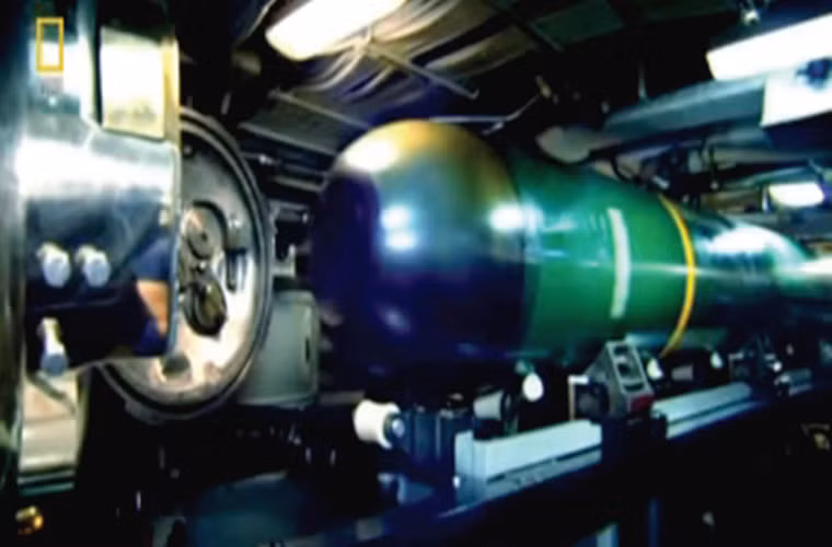 Tên lửa hành trình Tomahawk trong khoang chứa của USS Jonh Warner giúp nó có thể tiêu diệt các mục tiêu trên đất liền với độ chính xác cao từ khoảng cách xa hàng ngàn km.