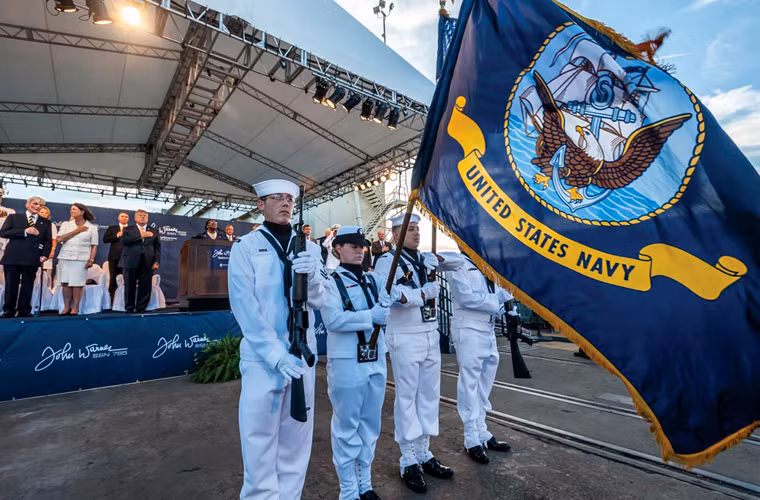 Cận cảnh lễ bàn giao tàu ngầm USS Jonh Warner cho lực lượng Hải quân Mỹ vào ngày 1/8/2015.