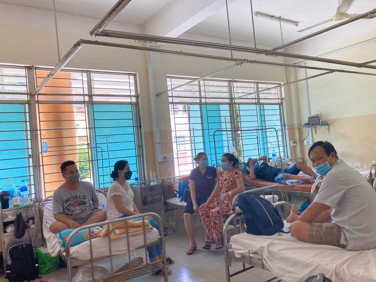 Nguoi lon co benh nen de chuyen nang khi mac sot xuat huyet