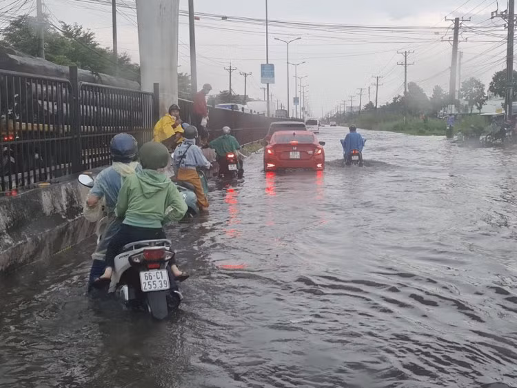 Nhiều xe bị biển nước gây tắt máy giữa đường...