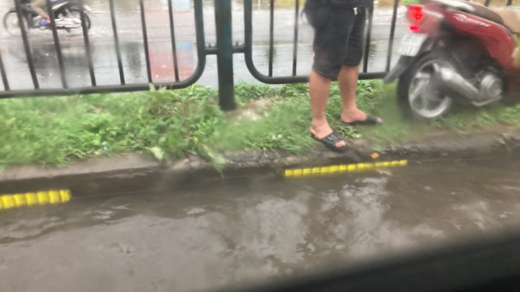 Hệ thống thoát nước của TP Vĩnh Long đã quá tải, trong khi rác thải tràn lan ở các miệng cống làm giảm công suất thoát nước mưa.