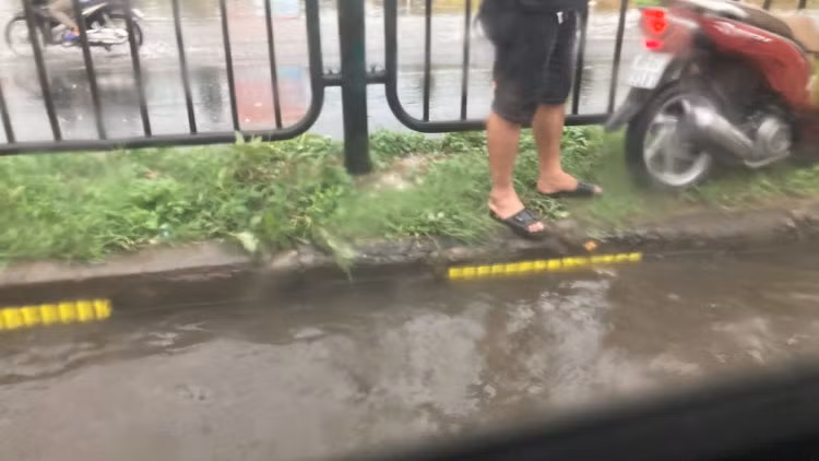 Hệ thống thoát nước của TP Vĩnh Long đã quá tải, trong khi rác thải tràn lan ở các miệng cống làm giảm công suất thoát nước mưa.