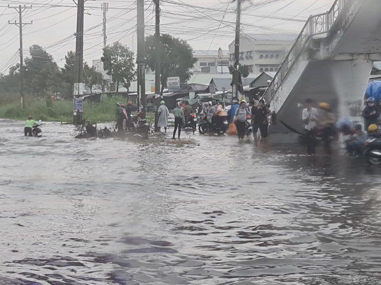 Hàng loạt xe máy bị tắt máy la liệt hai bên đường và cả giữa biển nước.