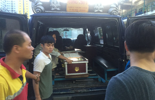 Be gai 1 tuoi chet bat thuong voi vet bam tren mat-Hinh-2