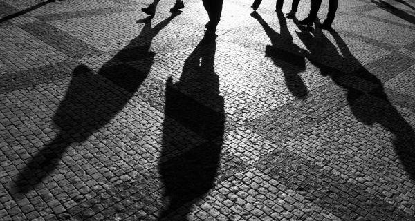  Hội chứng sợ bóng tối (Sciaphobia). Sợ bóng tối là một hiện tượng tâm lý xuất hiện ở cả trẻ em lẫn người lớn. Ở mức độ nghiêm trọng, chứng sợ bóng tối có thể gây ảnh hưởng tiêu cực đến cuộc sống hàng ngày của chủ thể, khiến cho người này thường xuyên sống trong tình trạng lo âu, trầm cảm hoặc căng thẳng suốt phần lớn thời gian trong ngày. Những người sợ bóng tối thường ngại ra đường khi trời tối và không thích ngủ một mình, gây ảnh hưởng lên cả sinh hoạt hàng ngày của những thành viên khác trong gia đình.