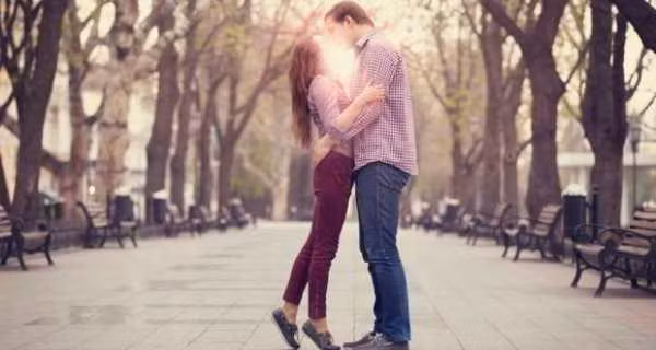 Hội chứng sợ yêu (Philophobia). Những người mắc chứng này có xu hướng xem tình yêu là một điều rất đáng sợ: Sợ yêu lầm người, sợ bị lừa dối trong tình yêu, sợ bị từ chối, sợ mất thời giờ dành cho công việc, sợ bị đau, sợ gây tổn thương cho người khác, sợ chia tay và tan vỡ… và nhiều nỗi sợ vu vơ khác nữa.