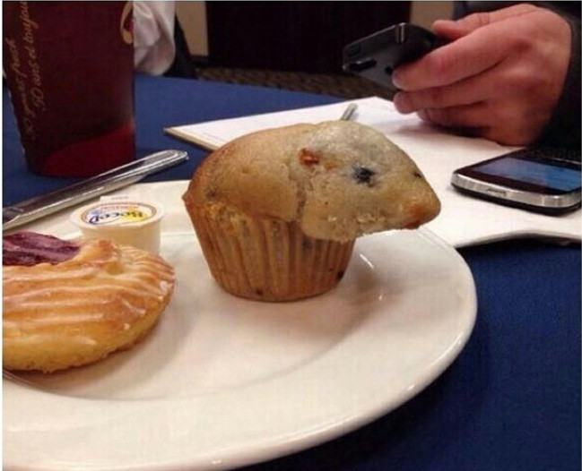 Tạo hình không mong đợi của chiếc bánh xốp nướng.