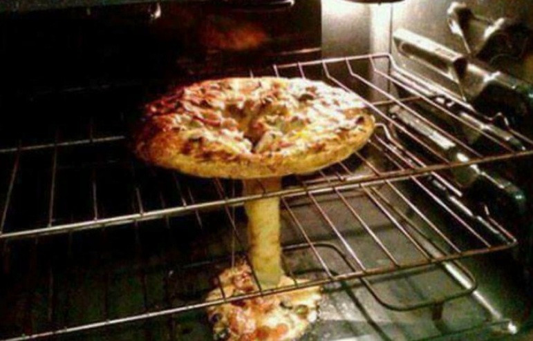 Còn đây là một thảm họa bếp núc "trứ danh" khi vị đầu bếp nghiệp dư thượng thừa vào bếp trổ tài làm món bánh pizza. Tuy nhiên, nó lại chảy trông như một vụ nổ hạt nhân.