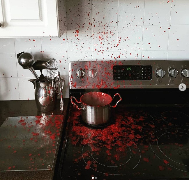 Nước sốt cà chua bắn tung tóe trên bếp.