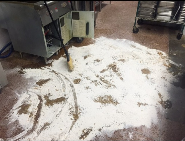 Bột rơi tứ tung trong phòng bếp.