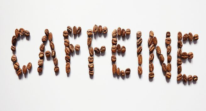 Theo nghiên cứu, caffeine có liên quan trực tiếp tới việc tăng huyết áp bởi chất caffeine ngăn cản sự hoạt động của một hoocmon có vai trò giữ động mạch mở rộng.